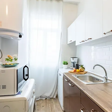 Colorful Flat With Excellent Location Near Trendy Attractions In Kadikoy